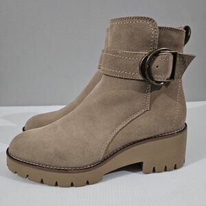 NEW Blondo Dagger Ankle Bootie Womens 9 Beige Tan Suede Waterproof Moto Lug Sole